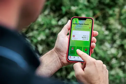 MasterTherm online control app showing heating schedules and energy use